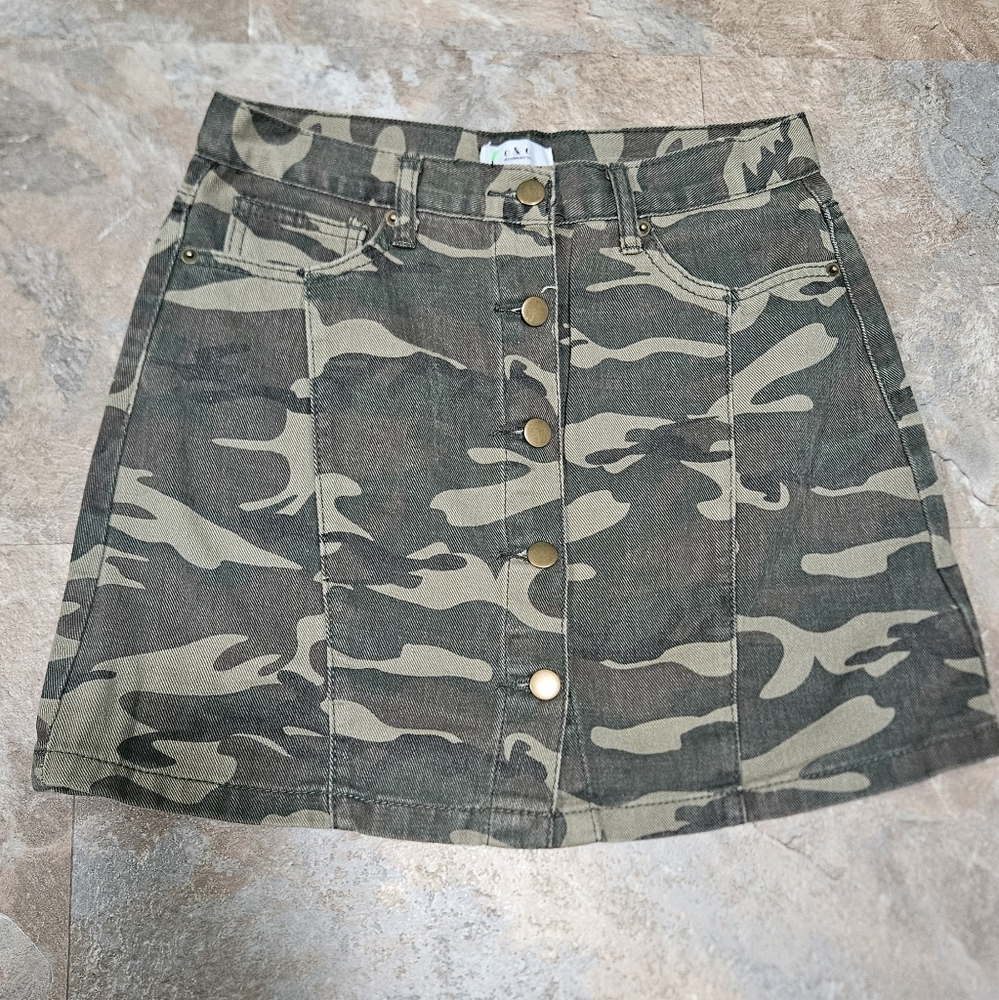 Camouflage Button-Front Skirt